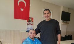 Cide’de askere giden gençlerin tıraşını köyün imamı yapıyor