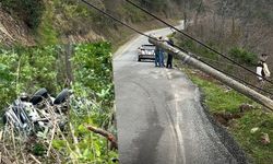Kontrolden çıkan beton mikseri direğe çarpıp uçtu!