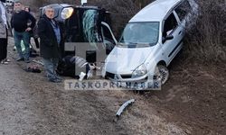 Yardım etmek istediler, otomobil çarptı: 2 yaralı