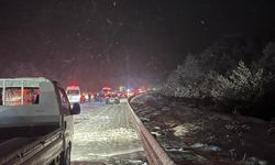 Kastamonu’da kar yolları beyaza bürüdü, trafik kilit!