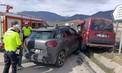 Kastamonu plakalı otomobil Boyabat’ta kazaya karıştı