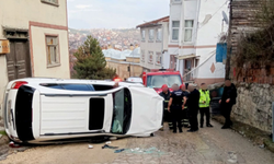 Kefeli'de otomobil devrildi: 2'si çocuk 3 kişi yaralandı