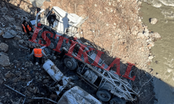 Kastamonu'da feci kaza: Beton mikseri çaya uçtu!