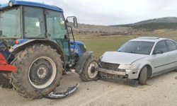 Kastamonu'da traktör ile otomobil kafa kafaya çarpıştı