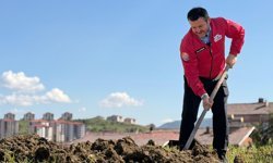 Kastamonulu Belediye Başkanı bademin karşılığını emeğiyle ödedi