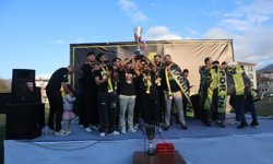 Cide Belediyespor şampiyonluk kupasını coşkuyla kaldırdı