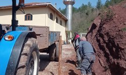 Cide’nin köyünde cami avlusu güzelleştiriliyor