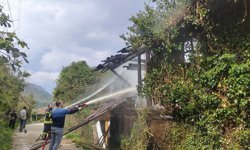 Cide’de atıl ev alevlere teslim oldu