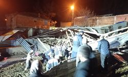 Fırtına ahırı çökertti, 4 büyükbaş telef oldu