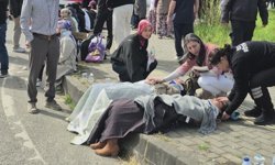 Halk otobüsü otomobilin üzerine devrildi: 46 yaralı