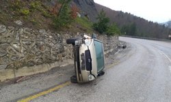 İstinat duvarına çarpan otomobil devrildi! 2 kişi yaralandı