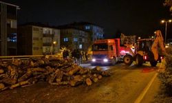 Kastamonu yolunda dökülen odunlar 1 saatte kaldırıldı