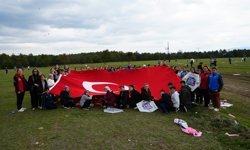 Kastamonu’da 23 Nisan çocukları, uçurtmalarla gökyüzünü renklendirdi