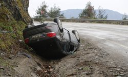 Kastamonu'da otomobil şarampole devrilip ters durdu