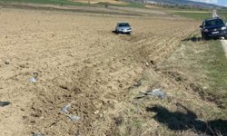 Kastamonu'da yoldan çıkan otomobil tarlaya uçtu