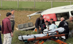 Minibüs kontrolden çıktı, tarlaya savruldu! Yaralılar var