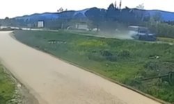 Otomobilin ikiye bölündüğü kazanın görüntüleri ortaya çıktı