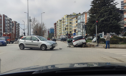 Santra Park önünde iki araç çarpıştı