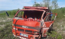 Takla atan kamyonetten yüzlerce serum kutusu yola saçıldı