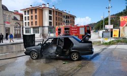 Yakıt aldı, çıkışta otomobil alev aldı