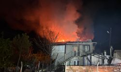 İki katlı ev alevlere teslim oldu