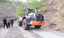 Bozkurt’ta heyelan yolu kapattı, ekipler seferber oldu