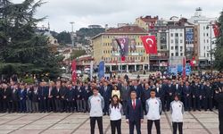 19 Mayıs kutlamaları çelenk sunma töreniyle başladı