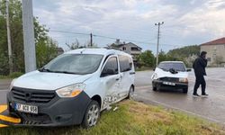 Kastamonu plakalı otomobil Samsun’da kazaya karıştı