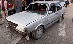 Aracını husumetlilerinin üzerine sürdü, 2 yaralı