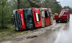 Yangın ihbarına giden araç devrildi, 3 itfaiye eri yaralandı