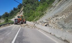 Kastamonu’da heyelan yolu ulaşıma kapattı