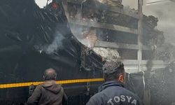 Tosya’da kargo yüklü kamyon alev aldı
