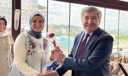 Kebeci’den annelere karanfilli kutlama