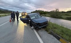 Kastamonu'da tekeri kopan otomobil refüje çarptı: 1 yaralı
