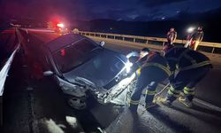 D100’de bariyerlere çarpan otomobilde 2 kişi yaralandı