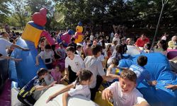 Karnesini alan çocuklar doyasıya eğlendi