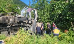 Kastamonu'da freni boşalan kamyon devrildi, sürücü sıkıştı!
