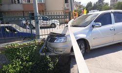 Cide'de korkutan kaza: Otomobil köprüde asılı kaldı