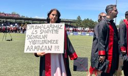 Kastamonu Üniversitesi mezuniyetinde öğrenciler pankartlarla dikkat çekti