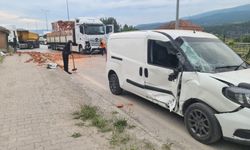 Kastamonu yolunda tır, yola kayan kamyonete çarptı