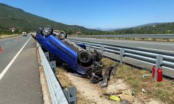 Kastamonu'da bariyerlere çarpan otomobil ters döndü: 3 yaralı