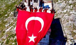 Koru Yaylası'nın zirvesine Türk bayrağı asıldı