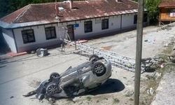 Kastamonu'da kaza: Aydınlatma direğine çarpıp devrildi!