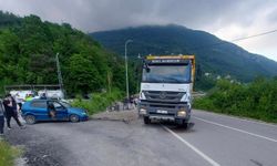 Kastamonu'da otomobil ile hafriyat kamyonu çarpıştı