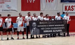 Voleybol maçında duygulandıran Serkan Altunel pankartı