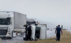 Kastamonu'da yağmurun savurduğu kamyonet devrildi!