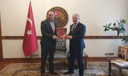 Boksun usta ismi Kırkbeşoğlu’na plaket takdim edildi
