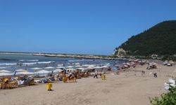 Cide’de dalga ve rüzgâra rağmen plajlar doldu