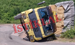 Cide’de virajı alamayan saman yüklü kamyon devrildi