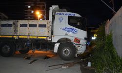 Direksiyon başında fenalaştı, kamyonla duvara çarptı